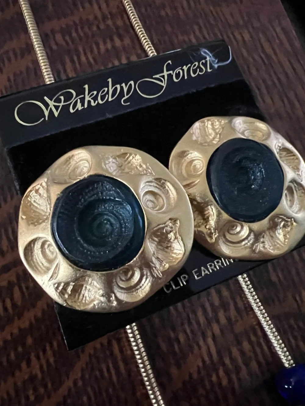 WAKEBY FOREST Goldtone Sun & Seashell Charm Necklace with matching Earrings NWT - Picture 3 of 6